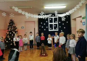 Dzieci z grupy 1 śpiewają piosenkę.
