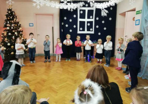 Dzieci z grupy 1 śpiewają piosenkę i prezentują ją za pomocą gestów.