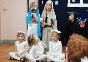 Święta rodzina (Maria i Józef) z grupy 2 śpiewa.