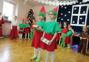 Elfy z grupy 4 opowiadają o przedświątecznych przygotowaniach Mikołaja.