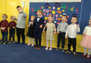 Dzieci z grupy 1 śpiewają piosenkę