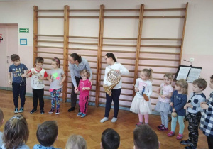Orkiestra złożona z Mai i przedszkolaków.