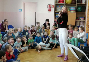 Justyna gra na skrzypcach dla wszystkich dzieci.