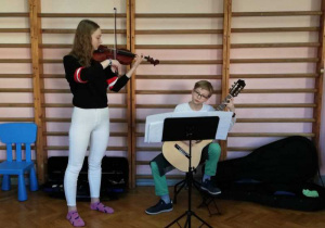 Hubert i Justyna dają koncert na skrzypce i gitarę.