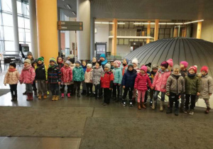 Wszystkie dzieci przed opuszczeniem planetarium.