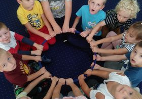 Dzieci wspólnie stworzyły koło.