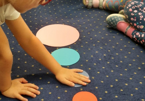 Dzieci układają kropki od największej do najmniejszej.