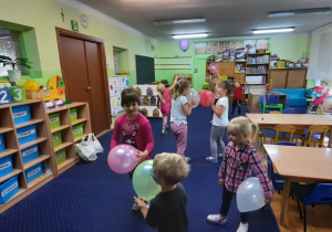 Dzieci bawią się balonami podczas dnia przedszkolaka.