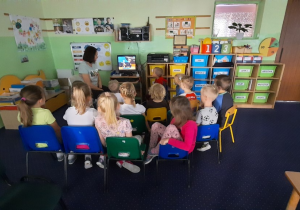 Dzieci oglądają film z serii "Koziołek Mataołek".