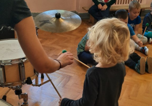 Dzieci poznają instrumenty perkusyjne.