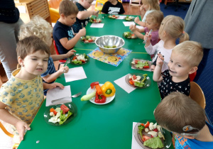 Dzieci degustują warzywa poznane w tym tygodniu.