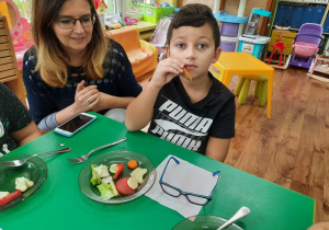 Dzieci degustują warzywa poznane w tym tygodniu.