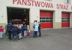 Dzieci wchodzą do jednoistki straży pożarnej.