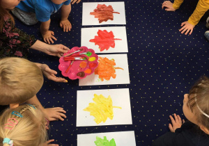 Dzieci poznają jesienne kolory.