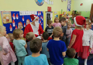 Mikołaj rozmawia z dziećmi.