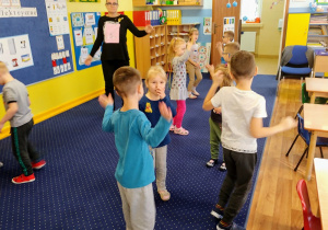 Dzieci tańczą w sali