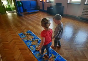 Dzieci chodzą pościeżce sensorycznej.