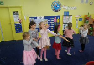 Dziewczynki tańczą w klasie.