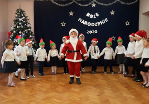 Dzieci śpiewają piosenkę o Świetym Mikołaju.