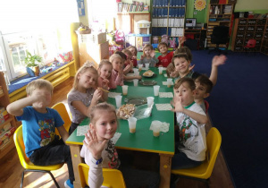 Dzieci z grupy 4 przy stole.