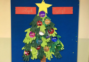 Świąteczna choinka wykonana z rączek dzieci wraz z życzeniami "Wesołych Świąt".