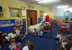 Mikołaj z prezentami wchodzi do klasy