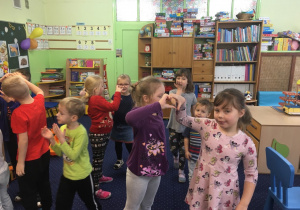 Dzieci tańczą do muzyki.