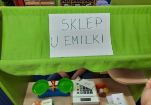 Na zdjecia widoczny jest napis "Sklep u Emilki".