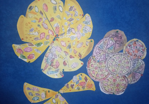 Prace plastyczne dzieci. Trójkątne kawałki pizzy, ułożone w okrągły kształt. Z prawej strony pokolorowane papierowe pizze.