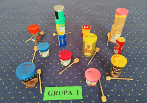 Kolorowe instrumenty wykonane przez dzieci z puszek, pudełek i pojemników.