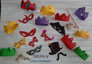 Maski karnawałowe i inne ozdoby karnawałowe wykonane przez dzieci.
