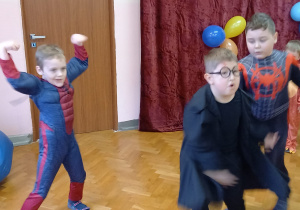 Trzech chłopców tańczy. Dwóch z nich to Spiderman i jeden Harry Potter.