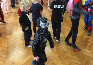 Widok na salę. Dzieci tańczą. Na pierwszym planie czarny Spiderman.