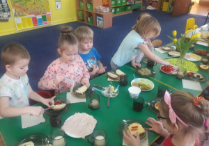 Dzieci przygotowują swoje kanapki.