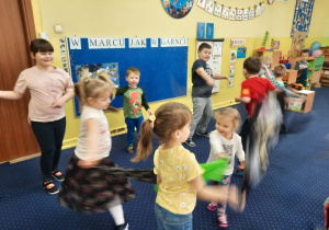 Dzieci z apaszkami tańcza do muzyki - improwizacja pogody.