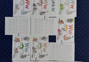 Karty pracy z literą "W", gdzie dzieci kolorowały ilustracje zaczynające się właśnie tą głoską. Karty pracy z ćwiczeniami grafomotorycznymi - rysowanie po śladzie.