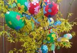 Styropianowe jajka wielkanocne malowane i ozdabiane przez dzieci.