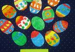 Na podłodze leżą jajka wycięte z papieru i malowane farbami akwarelowymi. Poniżej znajduje się napis "Zdrowych, wesołych Świąt Wielkanocnych życzy grupa IV".