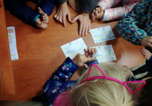 Dzieci oglądają kartki, które mają wysłać do bohatera.
