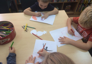 Dzieci zaczynają rysować jesienne prace. 