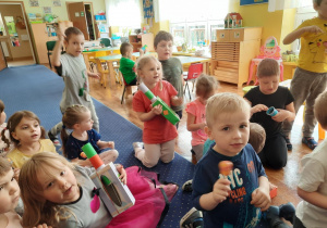 Dzieci grają na własnoręcznie wykonanych instrumentach.