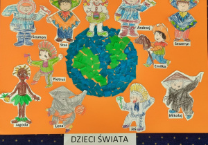 Praca plastyczna "Dzieci Świata". Na plakacie są umieszczone wokół ziemi dzieci z różnych stron świata pokolorowane kredkami.