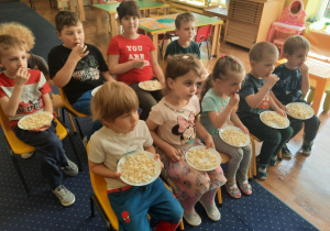 Podczas Dnia Dziecka - siedzimy z popcornem i oglądamy bajkę , jak w kinie.