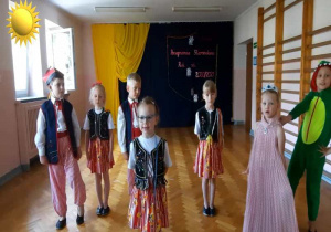 Dzieci z grupy I prezentują wierszowaną legendę o "Smoku Wawelskim".