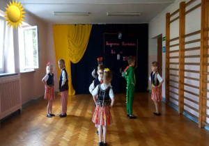 Dzieci z grupy I tańczą krakowiaka.