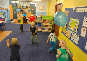 dzieci w klasie podrzucają balony