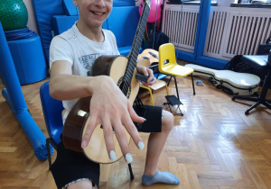 Hubert prezentuje specjalne nakładki na paznokcie potrzebne podczas gry na gitarze.