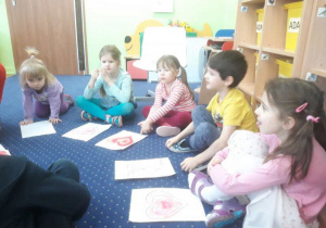Dzieci prezentują swoje walentynki.