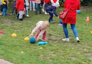 dzieci biorą udział w sportowej rywalizacji na podwórku przedszkolnym