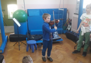 Mateusz gra na skrzypcach.